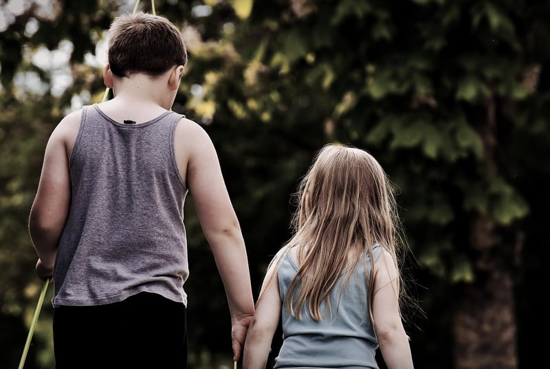Jalousie entre frères et sœurs après une naissance : comment la gérer en 2026